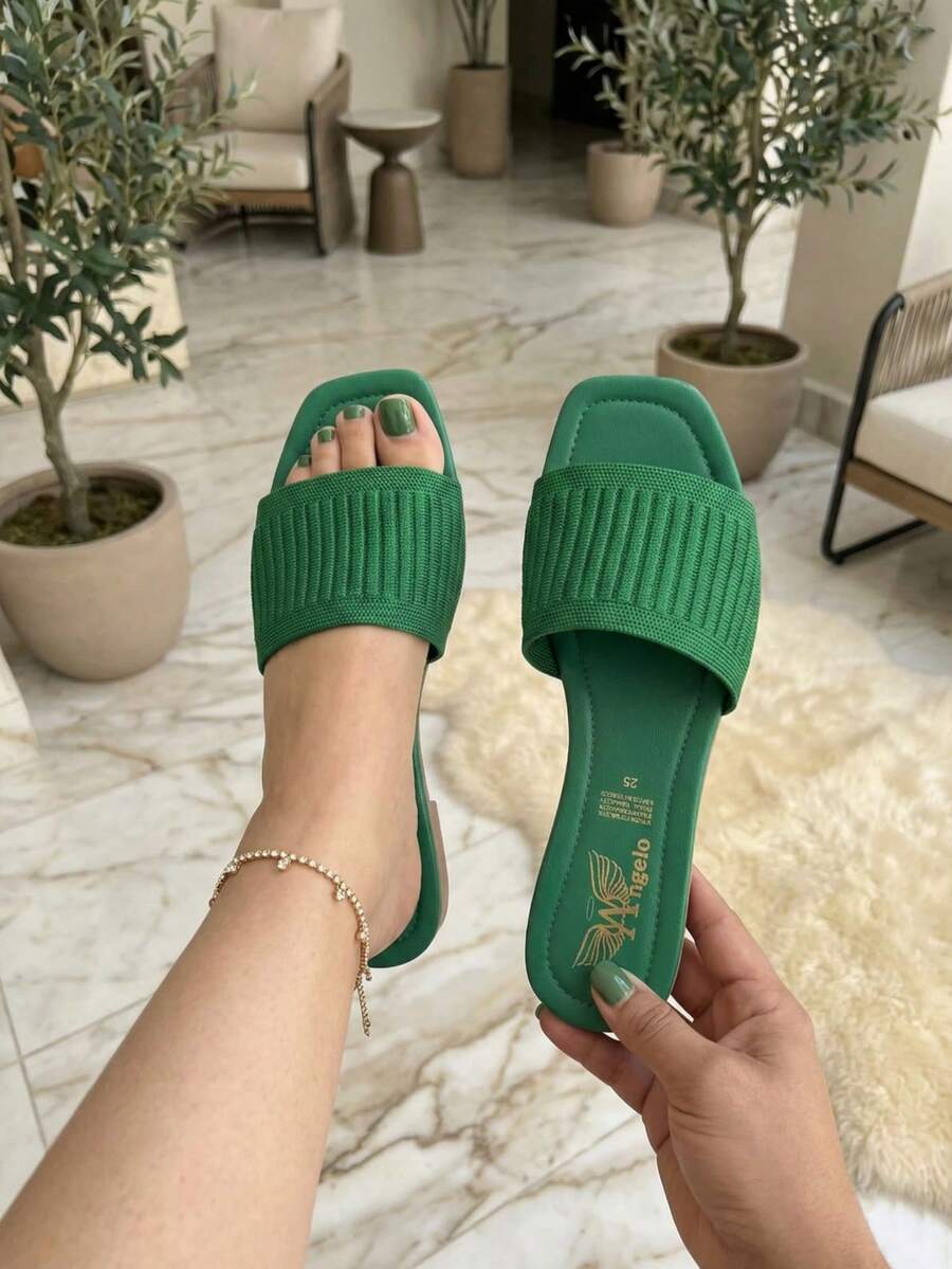 Sandalias Slide Plana de Estilo Urbano (Streetwear) para Mujer - Máximo Confort Todo el Día - Lujo Asequible - Banda Ancha y Elástica con Textura Tejida Acanalada (Ribbed Knit) - Punta Cuadrada Elegante y Moderna - Zapatilla Abierta Ideal para Viajes, Uso Diario Extensivo y Paseos - Calzado Cómodo y Antideslizante de Verano - Diseño Minimalista y Funcional para el Clima Cálido - Versátil - Perfectas para Playa, Piscina y Estilo Casual Chic. - Verde - Ver 1