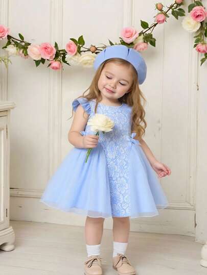 SHEIN 女婴甜美花卉提花蓝色连衣裙，网纱拼接腰部蝴蝶结装饰，适合日常外出、拍照、度假等多种场合。