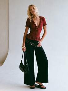 TRNVIE 复古性感蕾丝V领蕾丝边拼接短袖T恤，夏季 - 酒紅色 - 查看 4