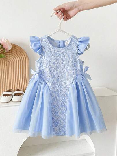 SHEIN 女婴甜美花卉提花蓝色连衣裙，网纱拼接腰部蝴蝶结装饰，适合日常外出、拍照、度假等多种场合。