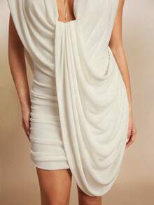 Silquee 白色不对称褶皱深V露背修身迷你连衣裙，无袖设计，适合约会、婚礼宾客、优雅婚礼宾客装扮、舞会、夜店派对、鸡尾酒会、正式场合、毕业典礼、音乐会、浪漫约会等场合。 - 白色 - 查看 6