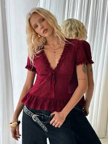 TRNVIE 复古性感蕾丝V领蕾丝边拼接短袖T恤，夏季 - 酒紅色 - 查看 6