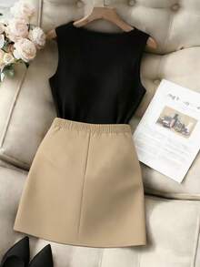 GlowEve CURVE Conjunto elegante de duas peças para mulheres plus size, composto por regata de gola redonda em cor sólida e saia plissada. - Multicolorido - Ver 2