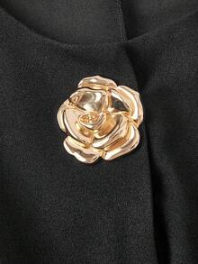SHEIN MOD 大码连衣裙。大码黑色迷你连衣裙，短袖，金色玫瑰纽扣，经典廓形，修身腰身，优雅设计，光滑面料，圆领，挺括造型，精致花卉点缀，精致风格，柔软触感面料，简约线条，永恒黑色，低调光泽，百搭色彩，精裁细腻。 - 黑色 - 查看 6