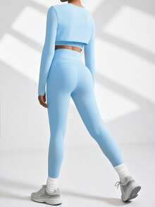 SHEIN 这款天蓝色三件套运动服专为少女设计，包括一件支撑性运动文胸、一件长袖拉链开衫和一条高腰瑜伽裤，全部采用高弹亲肤面料，修身剪裁，尽显身材曲线，适合全年瑜伽、健身房锻炼和休闲运动穿着。 - 藍色 - 查看 2