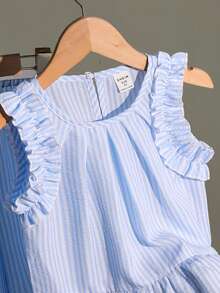 SHEIN Completo da 2 pezzi per bambine con top senza maniche a righe blu con volant e orlo a volant, abbinato a pantaloni casual a gamba dritta a righe blu. Adatto per vacanze, scuola, casa e altre occasioni - Blu - Visualizzare 7
