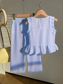 SHEIN Completo da 2 pezzi per bambine con top senza maniche a righe blu con volant e orlo a volant, abbinato a pantaloni casual a gamba dritta a righe blu. Adatto per vacanze, scuola, casa e altre occasioni - Blu - Visualizzare 2
