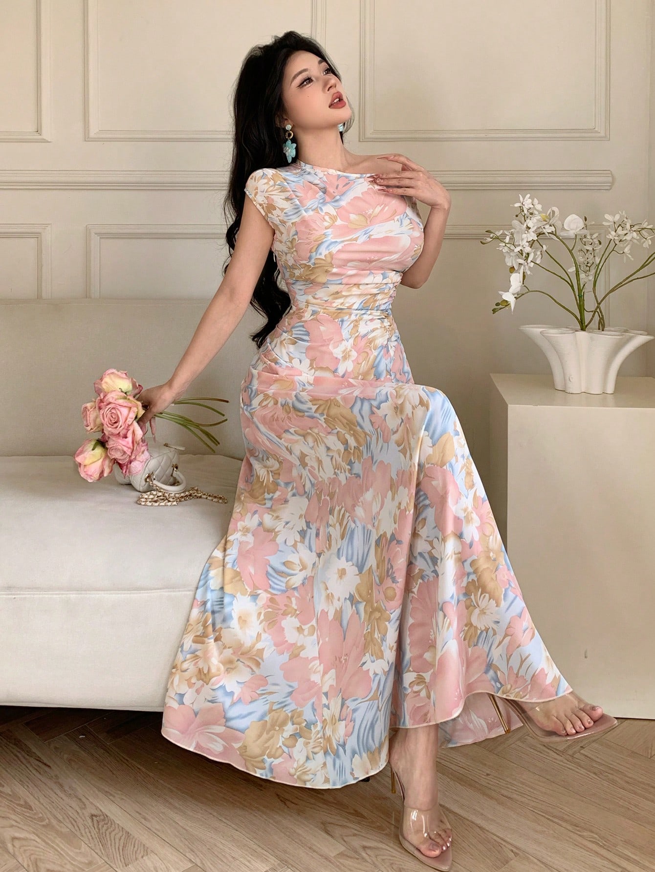 Modelyn فستان مطبوع بالأزهار مع خصر مطوي وكتف مائل...