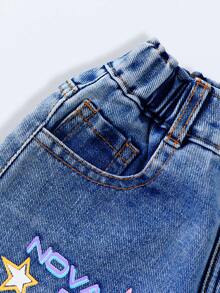 少女可爱卡通印花直筒牛仔裤，时尚休闲之选！经典水洗蓝牛仔面料，卡通印花图案，高腰弹力腰带搭配仿链条设计，直筒版型，修饰腿型。适合日常出行、校园休闲、周末旅行、返校季、度假等各种场合。让女孩们每天都拥有时尚活力的造型！ - 深色水洗藍 - 查看 4