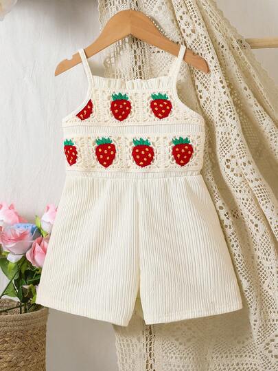 SHEIN Genkimix Kids Young Girl' Cute Fresh Pastoral Woven Crochet Strawberry Ribbon Matching Textured Fabric Ruffle Strap Romper, Suitable For Spring/Summer Vacation