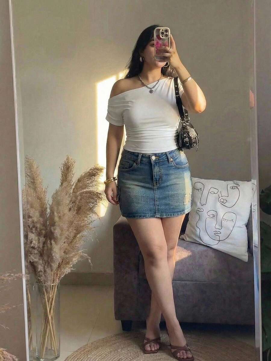 SHEIN MOD 大码女款黑白条纹纹理不对称肩部针织上衣，黑白条纹图案，收腰，褶皱侧袖，休闲时尚，夏季 T 恤 - 白色 - 查看 1