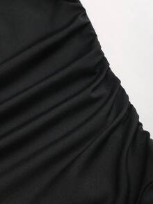 SHEIN Sweetro 女士性感优雅时尚单肩不对称金属扣装饰修身荷叶边迷你连衣裙，适合春、夏、秋季穿着。 - 黑色 - 查看 4