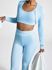 SHEIN 这款天蓝色三件套运动服专为少女设计，包括一件支撑性运动文胸、一件长袖拉链开衫和一条高腰瑜伽裤，全部采用高弹亲肤面料，修身剪裁，尽显身材曲线，适合全年瑜伽、健身房锻炼和休闲运动穿着。 - 藍色 - 查看 3