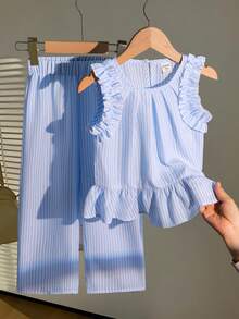 SHEIN Completo da 2 pezzi per bambine con top senza maniche a righe blu con volant e orlo a volant, abbinato a pantaloni casual a gamba dritta a righe blu. Adatto per vacanze, scuola, casa e altre occasioni - Blu - Visualizzare 3