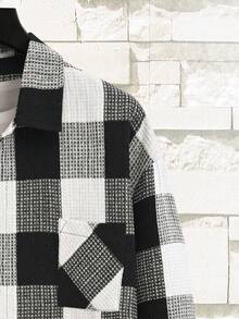 Manfinity CasualCool 男士黑白格子长袖口袋单排扣休闲衬衫衫，适合日常休闲、周末旅行、户外活动、探险旅行、轻松的工作环境或半正式场合，也是送给男友/丈夫、周年纪念/生日、派对、夏季、新年、婚礼、情人节的理想礼物。 - 黑與白 - 查看 3