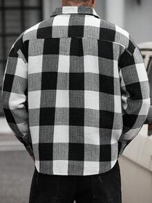 Manfinity CasualCool 男士黑白格子长袖口袋单排扣休闲衬衫衫，适合日常休闲、周末旅行、户外活动、探险旅行、轻松的工作环境或半正式场合，也是送给男友/丈夫、周年纪念/生日、派对、夏季、新年、婚礼、情人节的理想礼物。 - 黑與白 - 查看 2