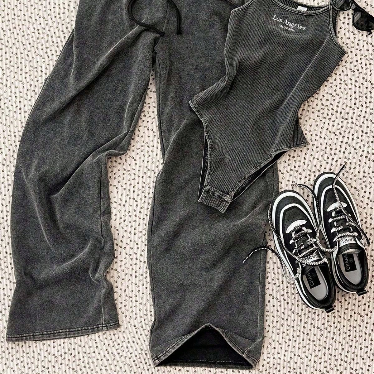 Conjunto de dos piezas para niña preadolescente con mono de punto acanalado con bordado de copo de nieve en negro y pantalones casuales con estampado