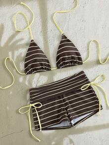 Swim Mod Conjunto de 2 piezas para mujer 2026, nuevo conjunto de primavera/verano con parte superior sin espalda con estampado aleatorio a rayas y shorts con lazo lateral, elegante y sexy conjunto de bikini de moda para playa y resort - Marrón Chocolate - Ver 3
