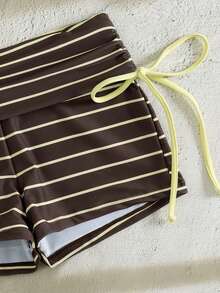 Swim Mod Conjunto de 2 piezas para mujer 2026, nuevo conjunto de primavera/verano con parte superior sin espalda con estampado aleatorio a rayas y shorts con lazo lateral, elegante y sexy conjunto de bikini de moda para playa y resort - Marrón Chocolate - Ver 5
