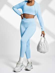 SHEIN 这款天蓝色三件套运动服专为少女设计，包括一件支撑性运动文胸、一件长袖拉链开衫和一条高腰瑜伽裤，全部采用高弹亲肤面料，修身剪裁，尽显身材曲线，适合全年瑜伽、健身房锻炼和休闲运动穿着。 - 藍色 - 查看 4