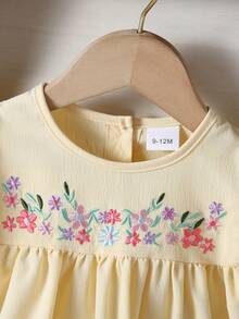 SHEIN Vintaside Kids 女婴可爱刺绣碎花连衣裙，荷叶边喇叭袖，乡村风夏季连衣裙，适合日常外出、度假，黄色连衣裙，春夏款 - 黃色 - 查看 5