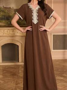 Al Najma Gaun Elegan dengan Kerah Bordir, Lengan Raglan Motif Bunga, dan Kerah Mandarin - Coffee Brown - View 5