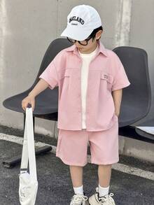 两件装小男孩休闲街头日韩涂鸦运动宽松印花衬衫短裤套装。适合家庭度假、聚会、上学、节日和运动。春夏季节穿着。 - 藕粉色 - 查看 2