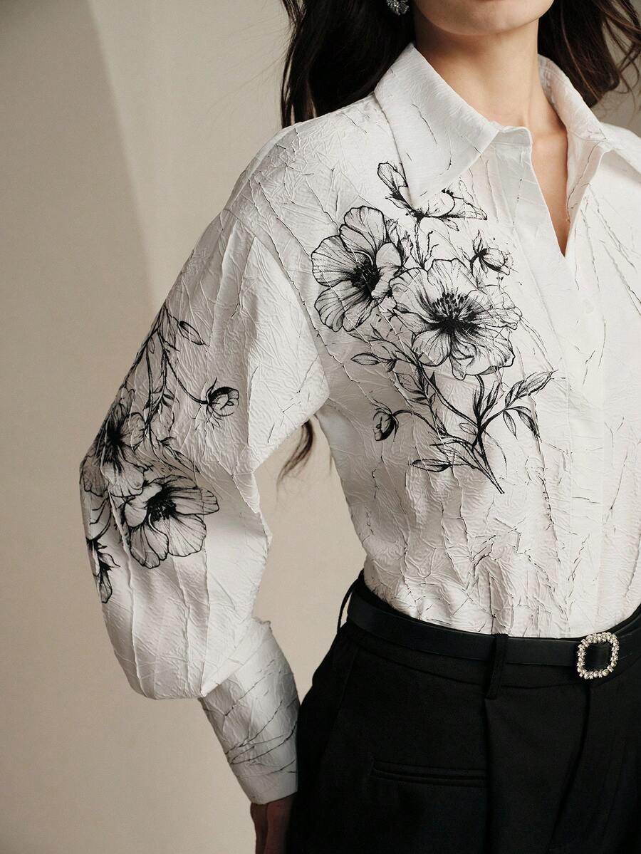 Anewsta Camisa de mujer de manga larga con cuello polo, estampado floral texturizado y rayas asimétricas de estilo urbano chic - Blanco y Negro - Ver 1