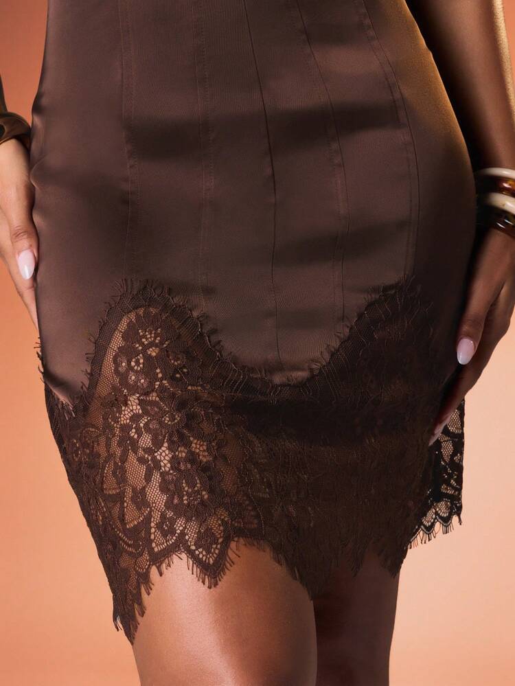 MISSGUIDED Robe mini bustier avec détail de ourlet en dentelle délicate pour les occasions de soirée