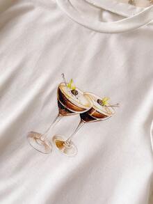 Tricou alb cu mânecă scurtă, cu imprimeu cocktail pe față, text imprimat "ESPRESSO MARTINI" pe spate, asortat cu pantaloni scurți cu dungi maro și albe, stil retro casual, potrivit pentru ieșiri de zi cu zi și ocazii sociale ușoare, eșantion accesibil, o alegere proaspătă pentru o ținută confortabilă de primăvară/vară. - alb - Vizualizare 4