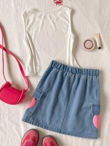 SHEIN Set de 2 piezas: Parte superior sin mangas de cuello redondo y falda vaquera con estampado de corazón para niñas, conjunto de top de cuello redondo minimalista casual y falda vaquera, conjunto de 2 piezas con falda utilitaria de cintura elástica y bolsillos planos, cómodo y casual, adecuado para la escuela y el campus - Blanco - Ver 2