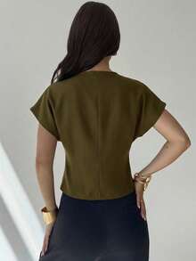 Firerie Blusa casual de manga murciélago asimétrica de unicolor mostaza, elegante, simple, estilosa y minimalista, versátil para el uso diario y el transporte, de alta gama, minimalista y desconstructiva, con cuello en V y un solo botonadura - Verde militar - Ver 2