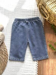 SHEIN Vintaside Kids 乡村风新生儿牛仔裤，经典水洗蓝+假口袋+全弹力腰带，方便穿脱+腰带处复古纽扣装饰，宽松舒适，时尚可爱，适合日常外出、旅行和休闲穿着。 - 藍色 - 查看 3
