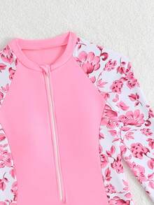 SHEIN 少女连体泳衣，休闲多色，粉色碎花面料搭配纯色针织面料，前中拉链，长袖，防晒，时尚休闲，精致优雅，淑女范儿十足，适合游泳、夏季度假、海滩、海边、泳池、夏季派对、休闲度假等场合。长袖泳衣，全包覆式泳衣，粉色碎花泳衣，连体泳衣，长袖连体泳衣，防晒泳衣，女士连体泳衣 - 粉色 - 查看 4