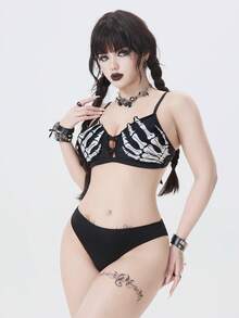 ROMWE Bộ bikini 2 mảnh phong cách Gothic bí ẩn và óng ánh, đa năng với họa tiết thêu tay hình xương và dây đeo mảnh, kết hợp quần bikini tam giác cạp cao, thích hợp cho các kỳ nghỉ, tiệc tùng, lễ hội âm nhạc. Đồ bơi Gothic, áo tắm Gothic cho nữ, bộ bikini nữ 2580198, áo bikini hình xương, đồ bơi Y2K, bikini Gothic màu đen, đồ bơi 2 mảnh cho nữ. - màu đen - Xem 3