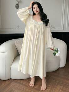 Dazy Plus 大码女式花卉刺绣褶皱休闲日常睡裙 - 杏色 - 查看 5
