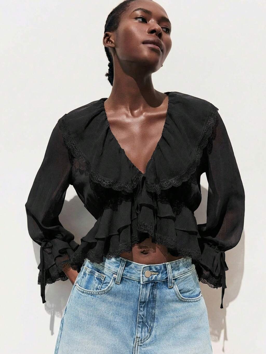 SHEIN Maija Camiseta corta ajustada con decoración de remaches y ojales para mujer, top básico minimalista y elegante para primavera/verano