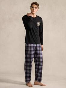 Manfinity Underwear&Sleepwear Basics 男士睡衣套装，包含一件纯黑色长袖圆领上衣，左胸饰有装饰性图案贴片，搭配经典的黑灰格纹长裤。整体风格简约百搭，细节设计巧妙，打造出休闲又不失层次感的造型。 - 黑色 - 查看 5