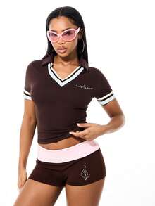 BABYPHAT V领翻领T恤，撞色滚边，罗纹细节，短袖复古学院风秋冬款Logo上衣 - 咖啡棕 - 查看 1