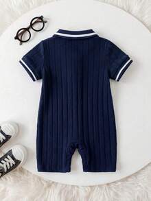 SHEIN Playful Pals 3-24M 男嬰 Polo 領刺繡馬前襟連身褲 海軍藍 夏季休閒 親子款 柔軟彈性面料 學院風 壓扣開襟 - 藍色 - 查看 2