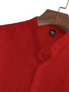 Manfinity Homme Bộ 2 món quần áo nam gồm áo sơ mi ngắn tay màu trơn có họa tiết và quần ống rộng cạp chun, kiểu dáng thường ngày, trang phục hai mảnh cho nam, quần áo nam mùa thu đông, bộ đồ trắng hai mảnh cho nam, bộ áo và quần thường ngày cho nam, bộ đồ phối hợp cho nam, bộ quần áo mùa hè cho nam. - Đỏ - Xem 4