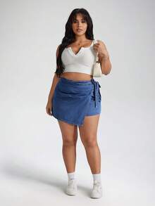 SHEIN CURVE+ 大码女装夏季休闲度假日常通勤系带牛仔迷你裙复活节裙节日裙优雅裙派对沙滩装女装毕业裙优雅裙女装休闲裙女装度假装女装沙滩度假装女装蓝色裙子女装大码系带牛仔短裤夏季休闲蓝色牛仔短裤 - 淺色水洗藍 - 查看 5