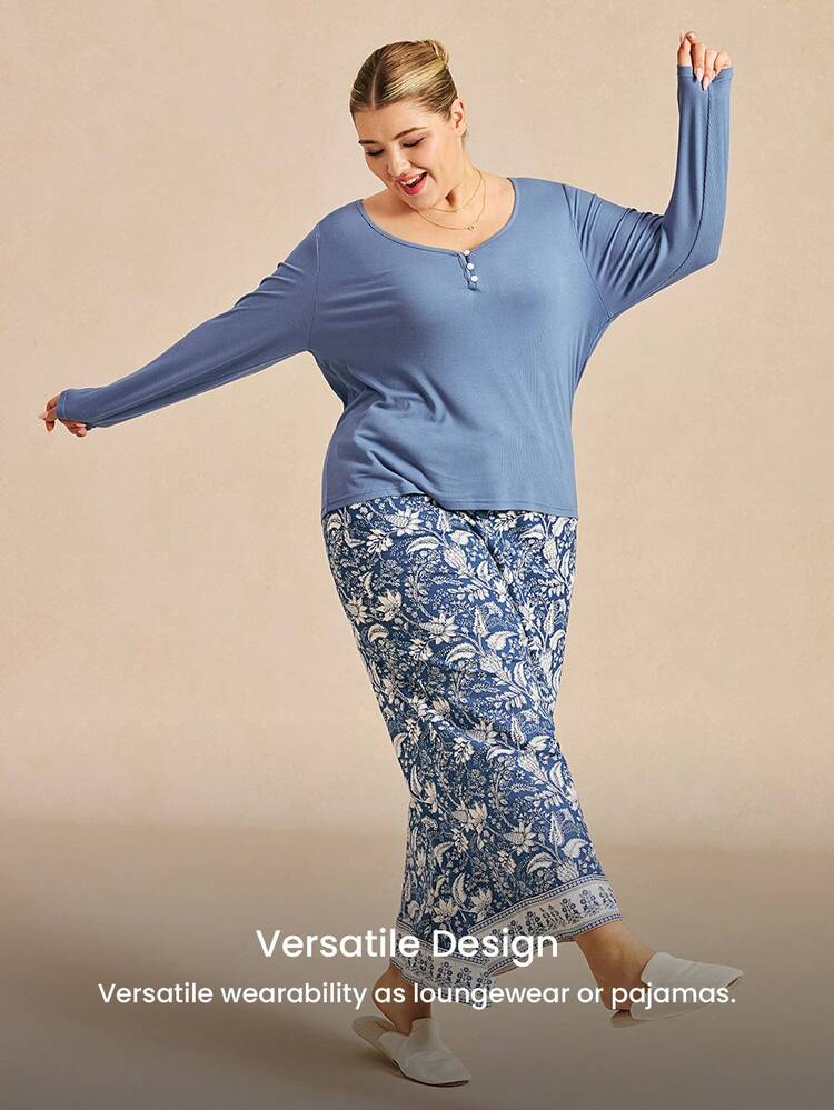 Set pigiama oversize in blu morbido, composto da maglietta lunga basic e pantaloni in cotone con fantasia, per un look casual e comodo. Pantaloni con tasche. Adatto come abbigliamento da camera da letto o da indossare all'esterno.