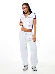 BABYPHAT Pantalones de chándal con puños, estampado de texto y cintura con cordón para comodidad y estilo casual - Gris Claro - Ver 3