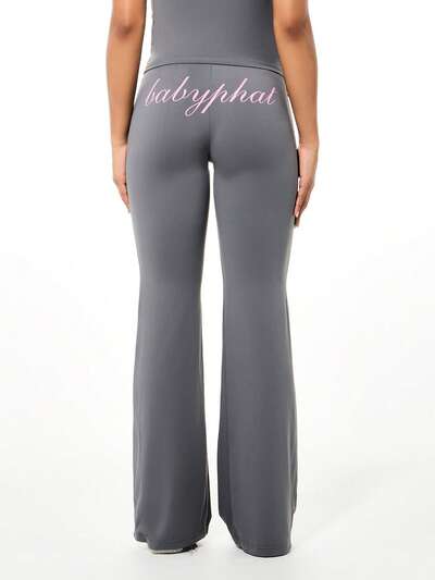 BABYPHAT Weite Bein High Rise Schlaghose mit rosa Schrift Logo Muster, modische Statement Palazzo Hose für lässigen Alltagskomfort-Stil