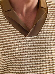 Core Aspect Camisa polo de cuello en V cómoda con diseño de rayas para hombres, versátil para primavera/verano, adecuada para uso casual, de negocios y diario/Camisa polo de rayas/Camisa polo de punto de rayas casual para hombres con cuello clásico y manga corta/Camisa polo de cuello en V de rayas marrón y blanco retro para hombres - Punto elástico, casual para citas y atuendos, corte slim para caballeros modernos Ropa de hombre de estilo terroso Camisas de ganchillo para hombres Camisas de punto para hombres Ropa de verano para hombres - Caqui - Ver 9