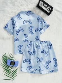 Bộ 2 món đồ mặc thường ngày thoải mái cho bé trai tuổi thiếu niên, gồm áo polo ngắn tay in hình tay cầm chơi game tối giản và quần short cùng màu. - Nhiều màu - Xem 2