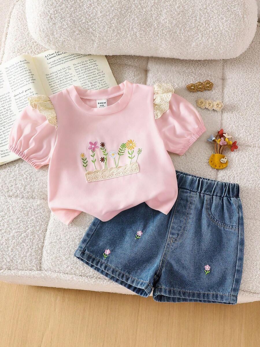 SHEIN Playful Pals Conjunto de camiseta de manga corta con cuello redondo y bordado floral, y pantalones cortos vaqueros bordados con flores de estilo coreano para niñas bebé en verano - Rosa - Ver 1