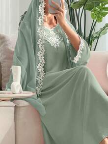 SHEIN Najma Đầm cổ tròn với miếng vá cổ áo thêu hoa, viền thêu lá và khăn trùm đầu. - màu xanh lá - Xem 1