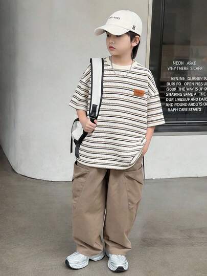 两件套儿童男童休闲条纹圆领宽松短袖T恤和黑色休闲裤针织运动套装，适合春夏季节、郊游、情人节、约会、旅行、度假、家庭聚会、返校、婚礼、晚宴、运动、生日派对等场合。